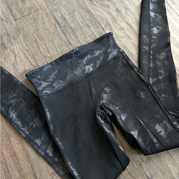 Spanx Black Camo Leggings Small Shaping Activewear - Picture 5 of 7